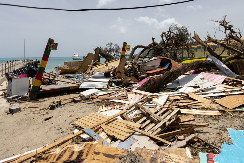 © Reuters. Scattered debris clutters the waterfront after Hurricane Beryl passed the island of Carriacou, Grenada July 2, 2024.  REUTERS/Arthur Daniel 