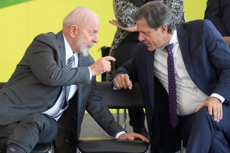 &copy; Reuters. Presidente Luiz Inácio Lula da Silva conversa com ministro da Fazenda, Fernando Haddad, durante cerimônia no Palácio do Planalton03/07/2024 REUTERS/Andressa Anholete