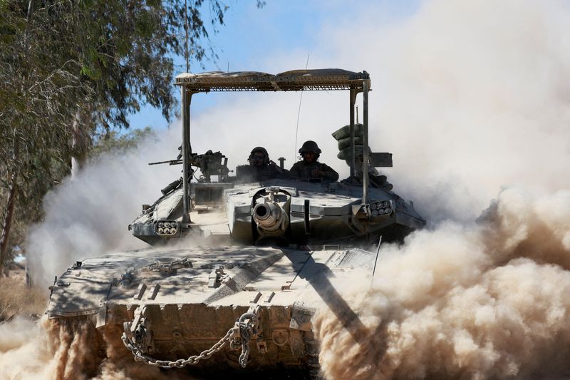 © Reuters. An Israeli tank manoeuvres near the Israel-Gaza border, amid the Israel-Hamas conflict, in Israel, July 2, 2024. REUTERS/Ammar Awad