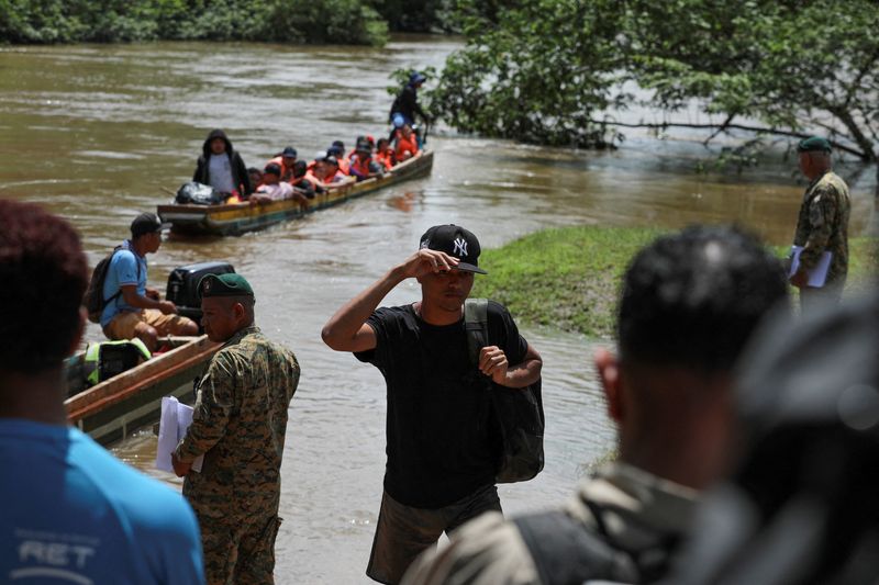 © Reuters. FILE PHOTO: Migrants arrive at the Migrants Reception Station, during a visit by Panama's President-elect Juan Raul Mulino (not pictured), in Lajas Blancas, Darien province, Panama, June 28, 2024. REUTERS/Aris Martinez/File Photo