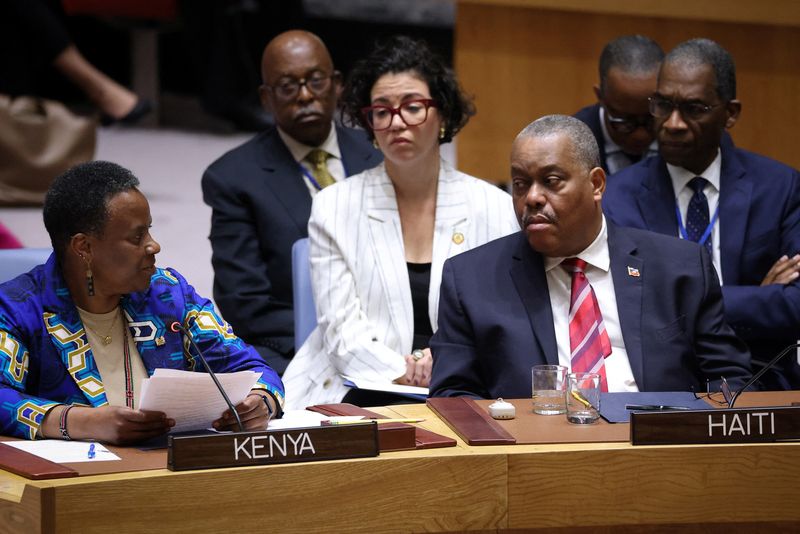 © Reuters. Representative of Kenya to the United Nations Njambi Kinyungu looks to Haiti's Prime Minister Garry Conille during a U.N. Security Council meeting on security concerns in Haiti, at U.N. headquarters in New York City, U.S., July 3, 2024. REUTERS/Andrew Kelly