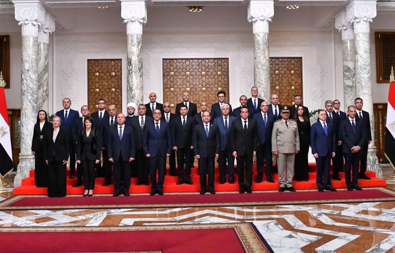 &copy; Reuters. O presidente egípcio Abdel Fattah al-Sisi posa para foto de grupo com o novo gabinete após posse no palácio presidencial Al-Ittihadiya no Cairo, Egiton03/07/2024nPresidência do Egito/Divulgação via REUTERS 