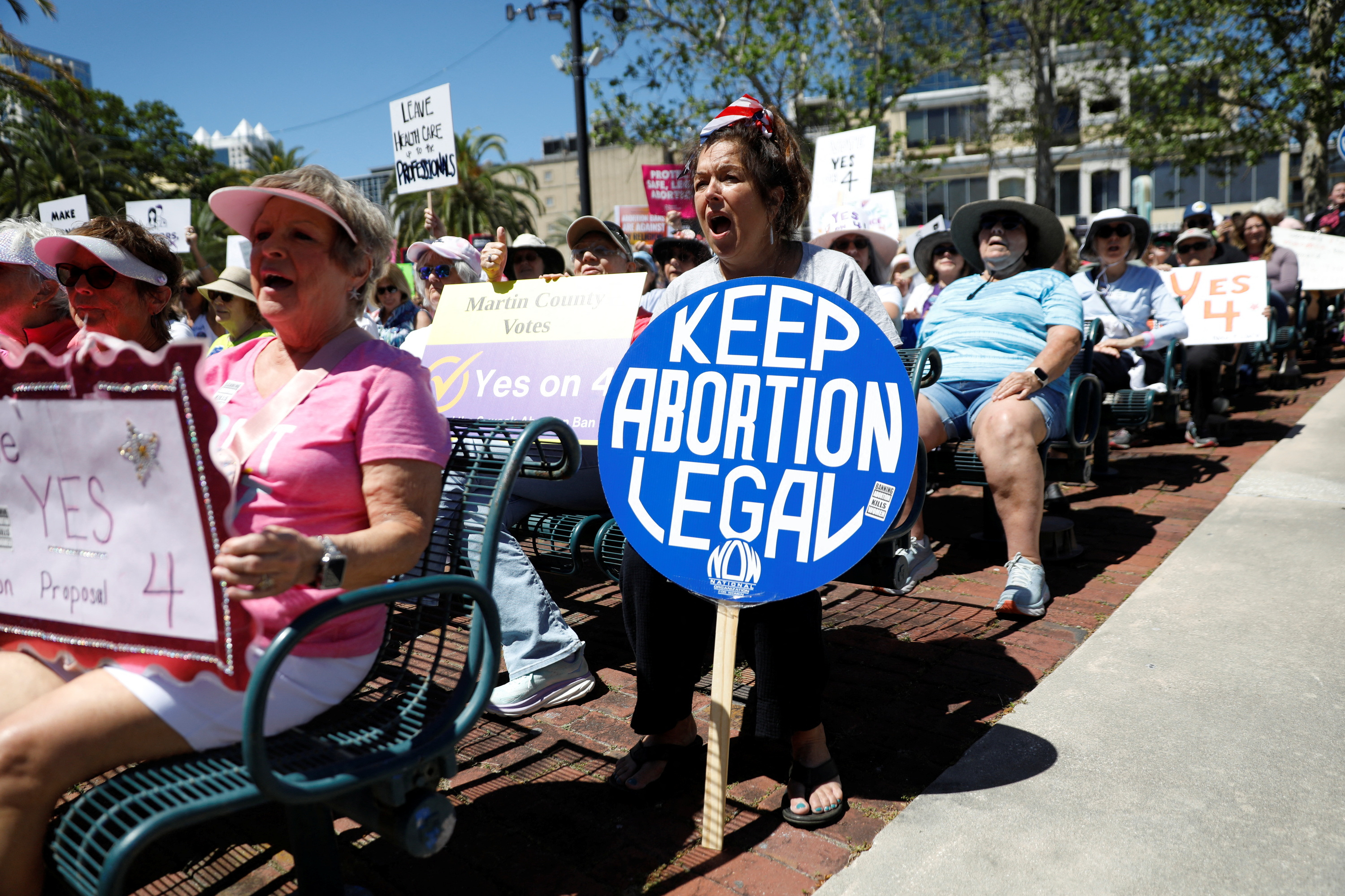 &copy; Reuters. FILE PHOTO: Abortion rights advocates gather to launch their 'Yes On 4' campaign with a march and rally against the six-week abortion ban ahead of November 5, when Florida voters will decide on whether there should be a right to abortion in the state, in 