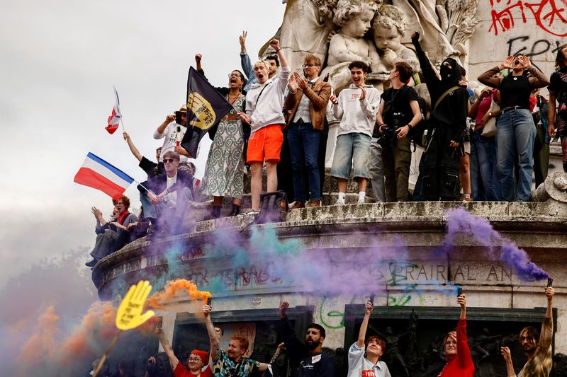 © Reuters. People gather to protest against the French far-right Rassemblement National (National Rally - RN) party, at Place de la Republique, following results in the first round of the early 2024 legislative elections, in Paris, France, July 3, 2024. REUTERS/Yara Nardi
