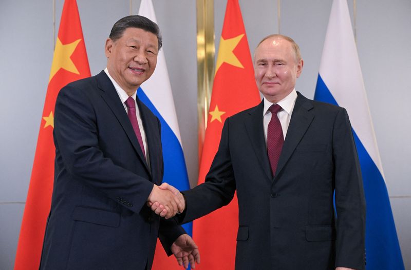 &copy; Reuters. O presidente russo, Vladimir Putin, e o presidente chinês, Xi Jinping, apertam mãos durante reunião à margem da cúpula da Organização de Cooperação de Xangai (OCX) em Astana, Cazaquistãon03/07/2024nSputnik/Sergei Guneev/Pool via REUTERS 