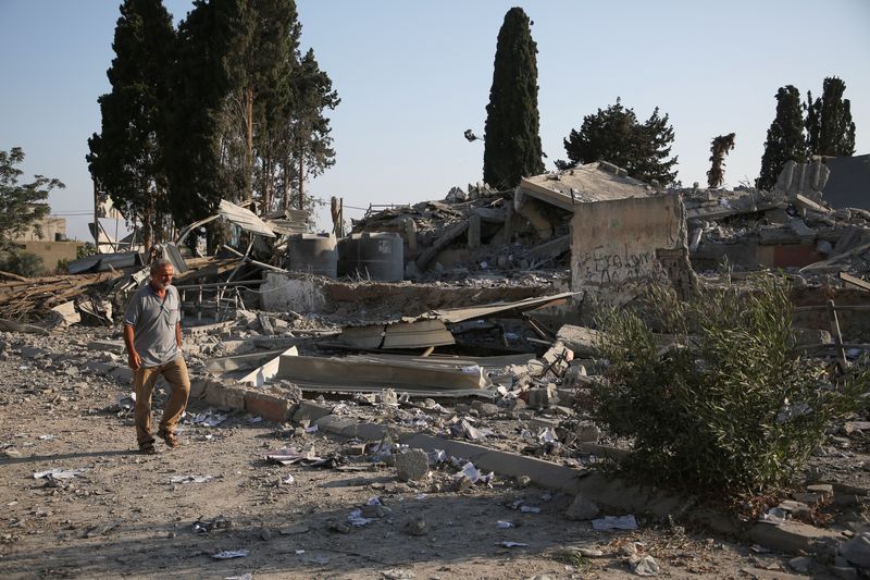 &copy; Reuters. Destroços de ataque israelense no sul de Gazan27/6/2024nREUTERS/Hatem Khaled