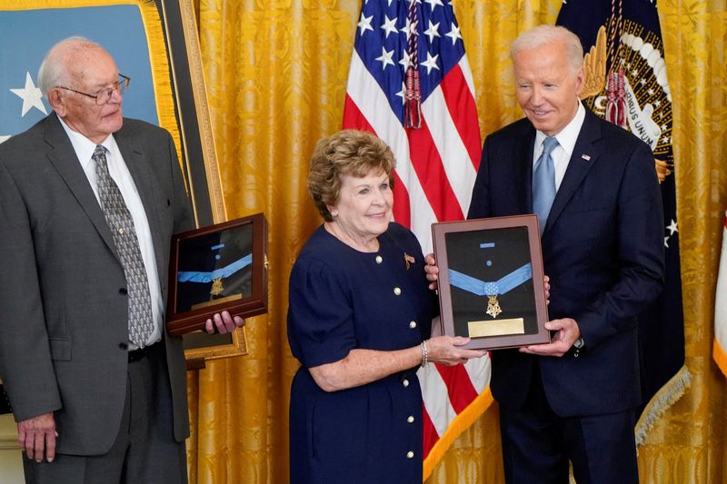 © Reuters. U.S. President Joe Biden presents the Medal of Honor to Gerald Taylor and Theresa Chandler, the descendents of posthumously recipients of the medal Union soldiers Pvt. Philip Shadrach and Pvt. George Wilson, members of the 2nd Ohio Volunteer Infantry Regiment in the Civil War, during a ceremony at the White House in Washington, U.S., July 3, 2024. REUTERS/Elizabeth Frantz