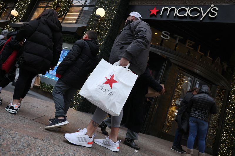 © Reuters. FILE PHOTO: A customer walks out of the Macy's flagship department store in midtown Manhattan in New York City, U.S., December 11, 2023. REUTERS/Brendan McDermid/File Photo