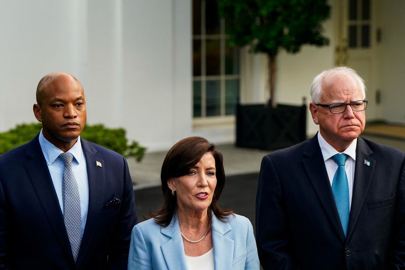 © Reuters. New York Governor Kathy Hochul speaks to the press with Maryland Governor Wes Moore and Minnesota Governor Tim Walz after attending a meeting with U.S. President Joe Biden and other Democratic governors at the White House in Washington, U.S., July 3, 2024. REUTERS/Elizabeth Frantz