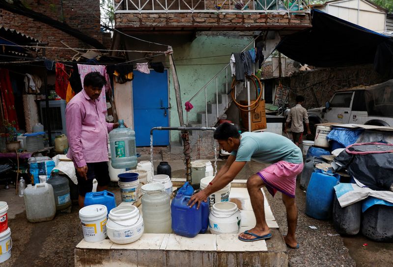&copy; Reuters. Residents fill their containers from a tap that dispenses water twice a day at a slum in New Delhi, India, June 27, 2024. REUTERS/Priyanshu Singh/File Photo