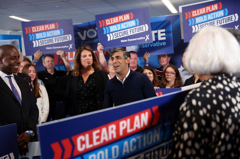 © Reuters. British Prime Minister Rishi Sunak reacts during his final rally at Romsey Rugby Football Club as part of a Conservative general election campaign event in Hampshire, Britain July 3, 2024. REUTERS/Claudia Greco/Pool