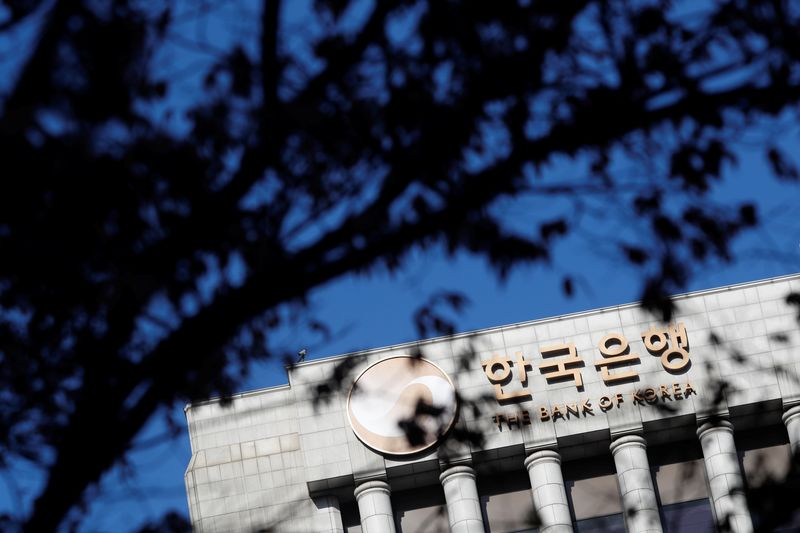 © 로이터.  2017년 11월 30일 대한민국 서울에서 보이는 한국은행 로고.  REUTERS/김홍지/파일사진