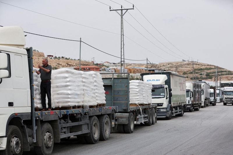 © Reuters. FILE PHOTO: Commercial food trucks are seen near a checkpoint near Hebron, amid the ongoing conflict in Gaza between Israel and the Palestinian Islamist group Hamas, in the Israeli-occupied West Bank May 28, 2024. REUTERS/Mussa Qawasma/File Photo