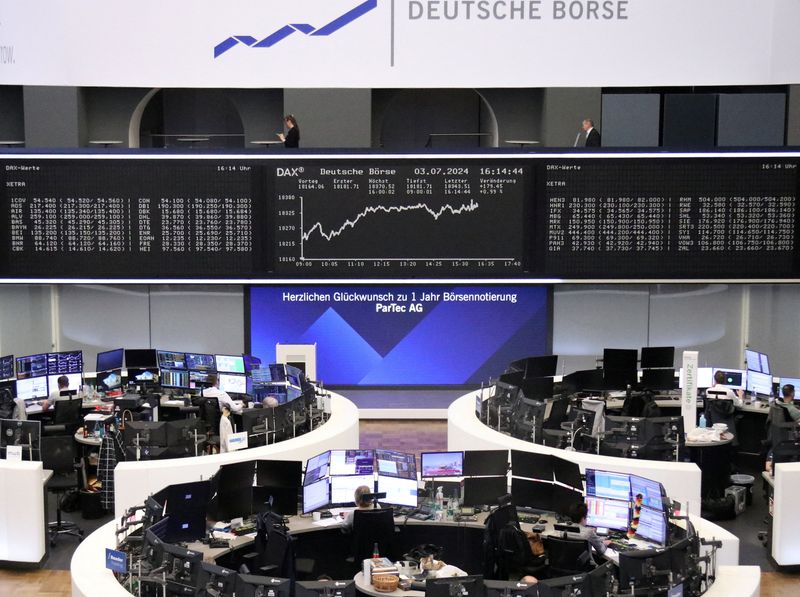 © Reuters. The German share price index DAX graph is pictured at the stock exchange in Frankfurt, Germany, July 3, 2024.     REUTERS/Staff