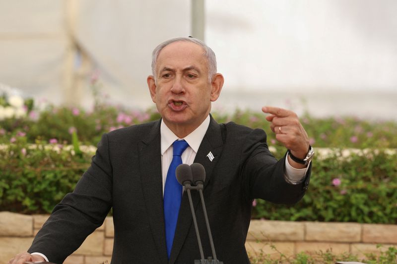 &copy; Reuters. Il premier israeliano Benjamin Netanyahu assiste alla cerimonia di commemorazione dei martiri di Altalena nel cimitero di Nachalat Yitzhak a Givatayim, in Israele, il 18 giugno 2024. Shaul Golan/Pool via REUTERS
