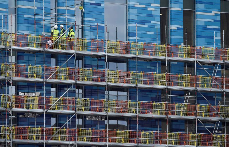 © Reuters. Workers stand on scaffolding at a residential building in London, Britain, March 7, 2016. REUTERS/Toby Melville/File Photo