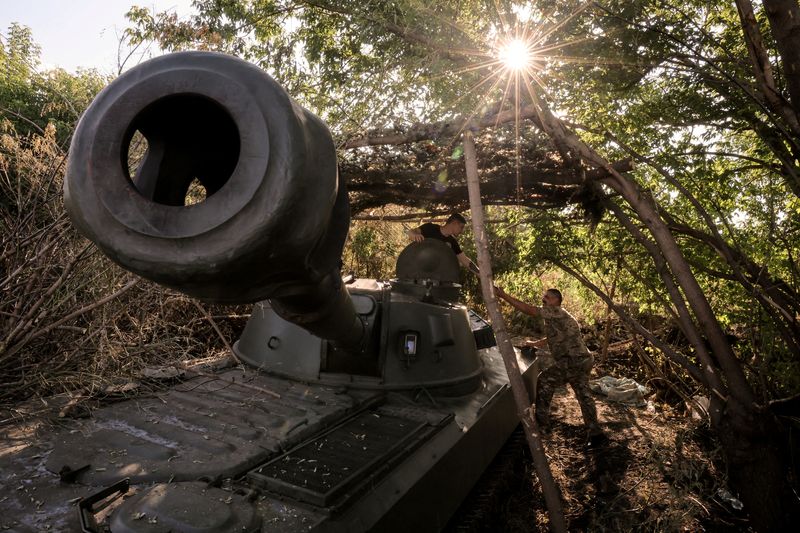 &copy; Reuters. Militares ucranianos perto da cidade de Chasiv Yarn 30/6/2024    Divulgação via REUTERS