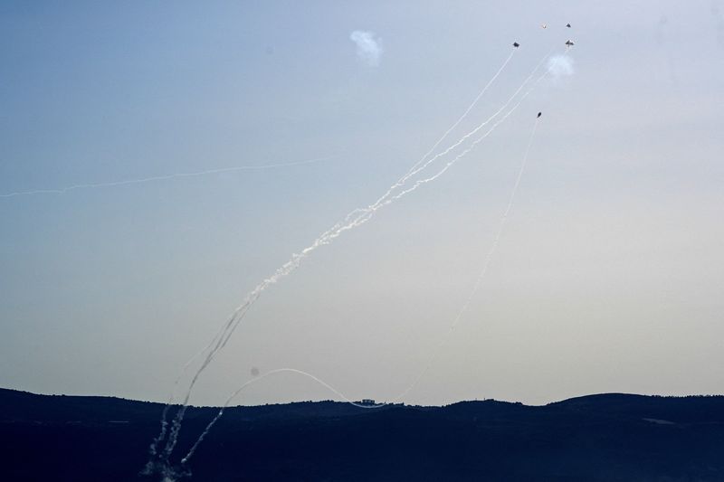 &copy; Reuters. Foguetes lançados do Líbano são interceptados por defesa aérea de Israel na região de fronteira entre os dois paísesn03/07/2024 REUTERS/Ayal Margolin