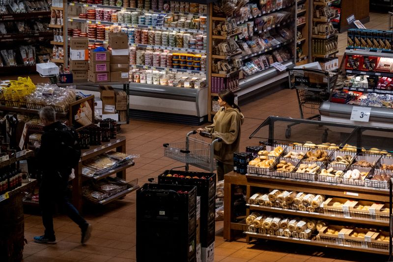 &copy; Reuters. FILE PHOTO: People shop at a grocery store in Toronto, Ontario, Canada November 22, 2022.  REUTERS/Carlos Osorio/File Photo