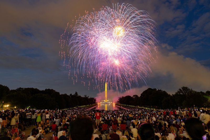 © Reuters. Fireworks explode over the National Mall during Fourth of July celebrations, in Washington, U.S., July 4, 2023. REUTERS/Kevin Wurm