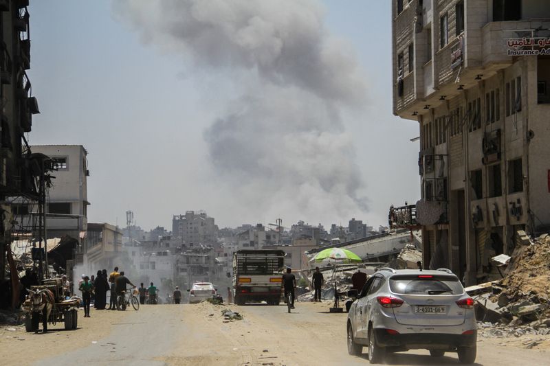 &copy; Reuters. Si alza del fumo dopo gli attacchi israeliani che hanno colpito un edificio residenziale e distrutto dei negozi nel mercato della Città Vecchia di Gaza, nell'ambito del conflitto tra Israele e Hamas, a Gaza City il 4 luglio 2024. REUTERS/Mahmoud Issan