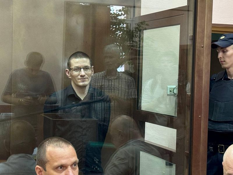 © Reuters. FILE PHOTO: U.S. citizen Robert Woodland, accused of drug trafficking, stands inside an enclosure for defendants as he attends a court hearing in Moscow, Russia July 4, 2024. Moscow City Court Press Service/Handout via REUTERS/File Photo