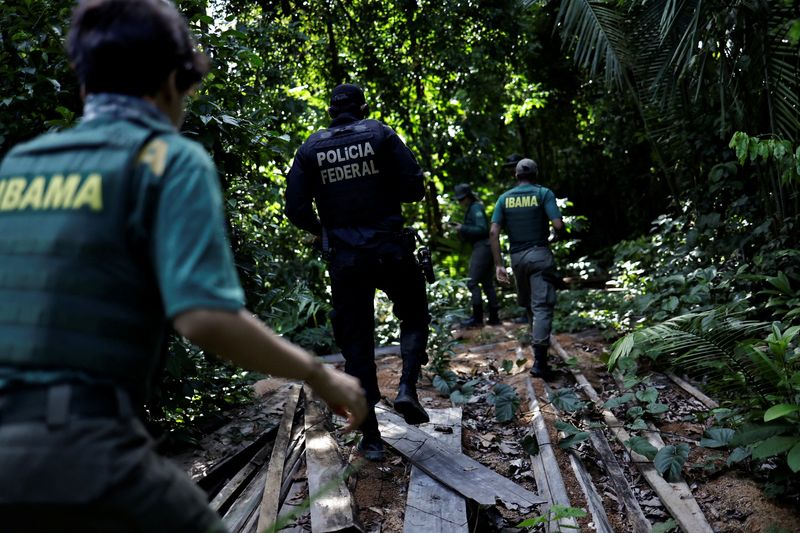 &copy; Reuters. Agentes do Ibama são escoltados por policial federal durante ação de combate ao desmatamento da Amazônia em Uruará, no Parán19/01/2023 REUTERS/Ueslei Marcelino