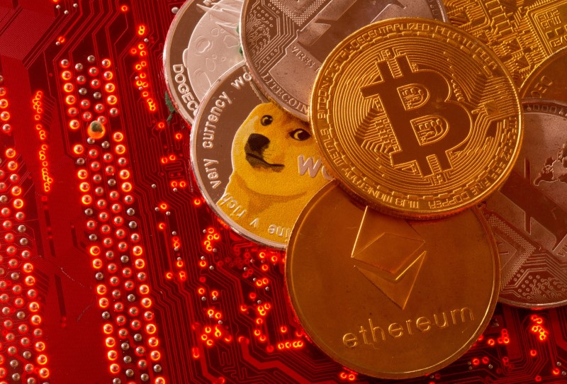 &copy; Reuters. Representações das criptomoedas Bitcoin, Ethereum, DogeCoin, Ripple, Litecoin  e placa de circuitos em imagem ilustrativan29/06/2021nREUTERS/Dado Ruvic/Illustration/File Photo