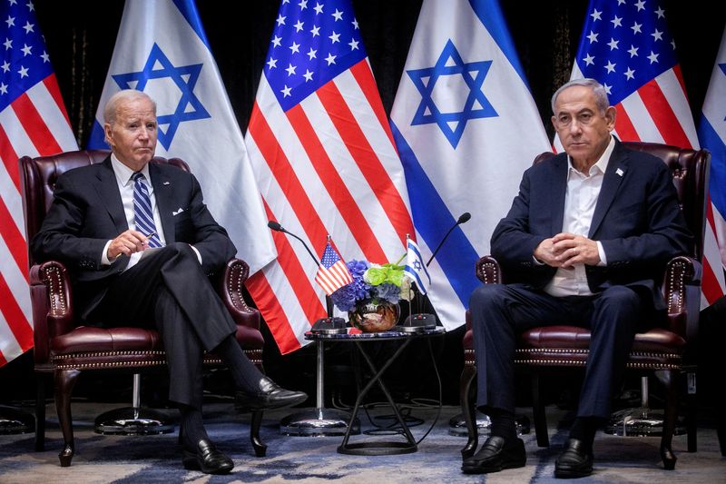 &copy; Reuters. Il presidente degli Stati Uniti Joe Biden, a sinistra, durante un incontro con il primo ministro israeliano Benjamin Netanyahu, a destra, per discutere della guerra tra Israele e Hamas, a Tel Aviv, Israele, mercoledì 18 ottobre 2023.  Miriam Alster/Pool 