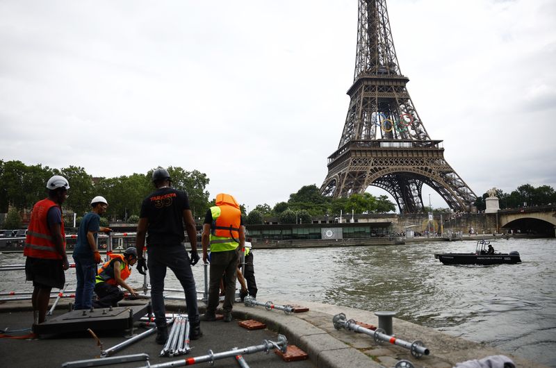 © Reuters. Polícia do rio Sena se prepara para segurança
02/07/2024
REUTERS/Sarah Meyssonnier
