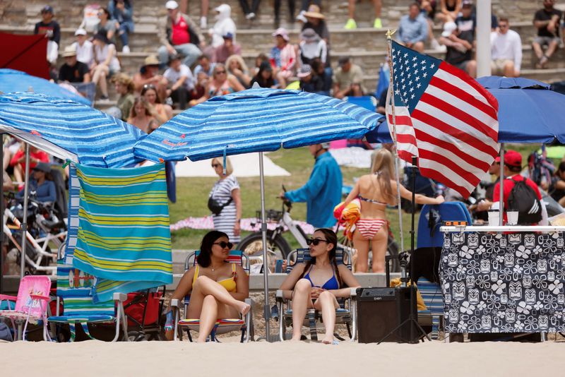 © Reuters. People enjoy the beach on the Fourth of July Independence Day holiday during hot weather in Huntington Beach, California, U.S. July 4, 2024.  REUTERS/Etienne Laurent