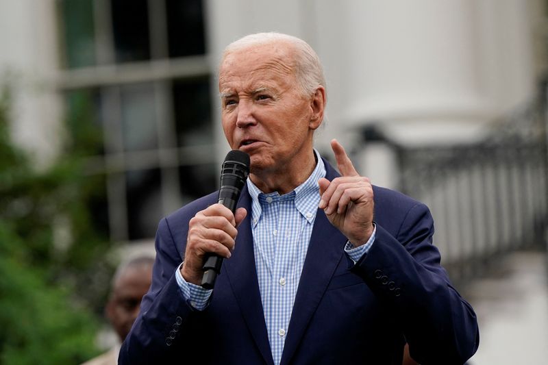 © Reuters. U.S. President Joe Biden speaks during a July Fourth barbecue for active-duty U.S. military members and their families at the White House in Washington, U.S., July 4, 2024. REUTERS/Elizabeth Frantz - RC2MO8AXKFK7