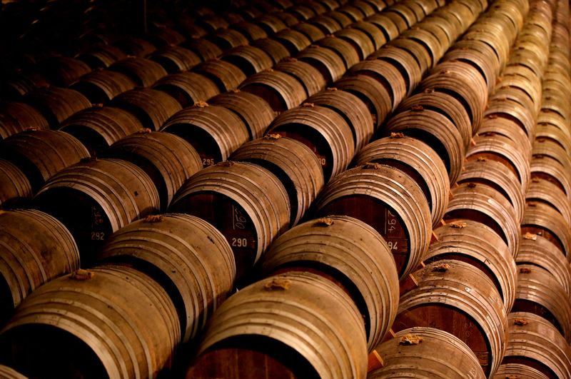 &copy; Reuters. Barili di quercia sono conservati in una cantina adibita alla conservazione di cognac rari e antichi presso la fabbrica Remy Martin di Cognac, Francia, 21 novembre 2018. REUTERS/Regis Duvignau