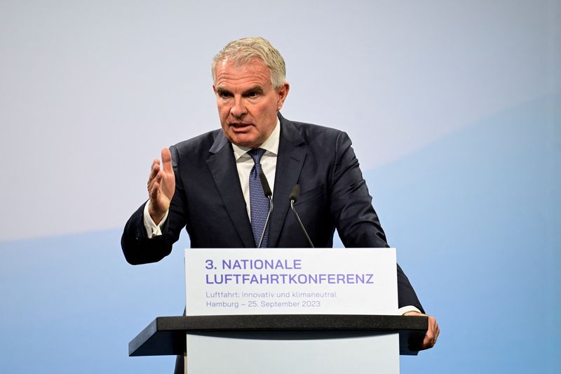 © Reuters. FILE PHOTO: Carsten Spohr, CEO of Lufthansa, delivers a speech at the third national aviation conference at Lufthansa Technik, in Hamburg, Germany, September 25, 2023. REUTERS/Fabian Bimmer/File Photo