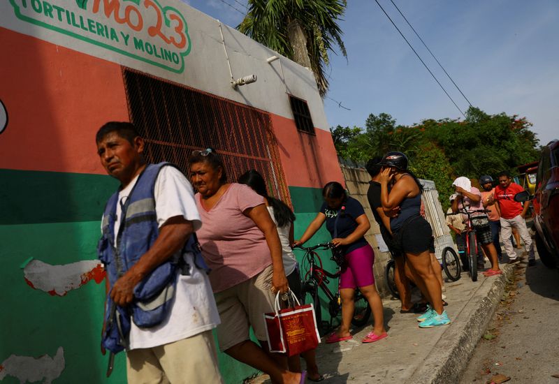 &copy; Reuters. FILE PHOTO: People line up outside a tortilla shop ahead of the arrival of Hurricane Beryl, in Playa del Carmen, Mexico July 4, 2024. REUTERS/Jose Luis Gonzalez/File Photo