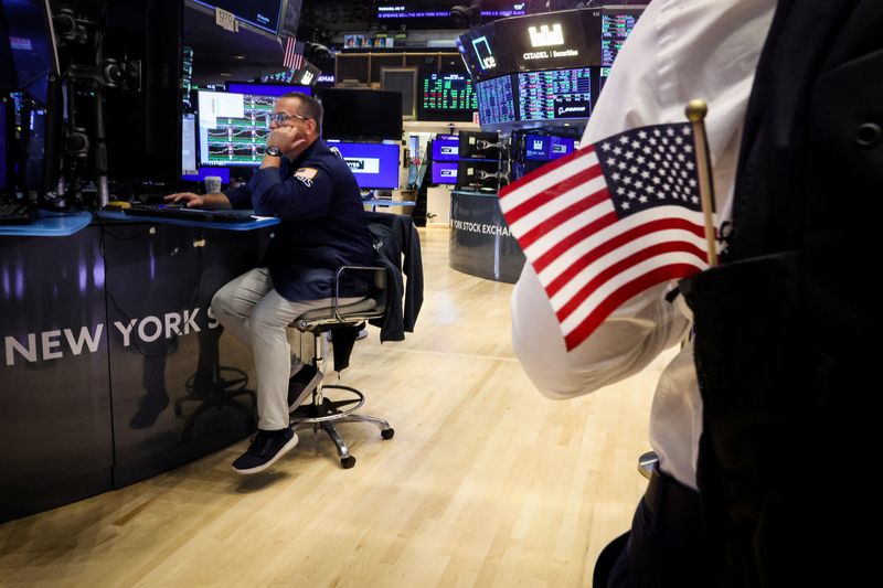 © Reuters. FILE PHOTO: Traders work on the floor at the New York Stock Exchange (NYSE) in New York City, U.S., July 3, 2024.  REUTERS/Brendan McDermid/ File Photo