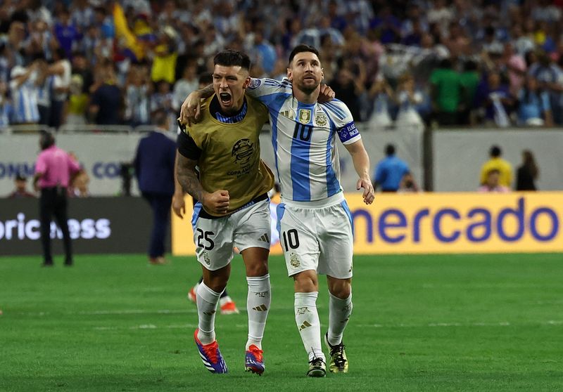 &copy; Reuters. Lionel Messi e Lisandro Martínez celebram vitória argentina nos pênaltisn 4/7/2024   REUTERS/Agustin Marcarian