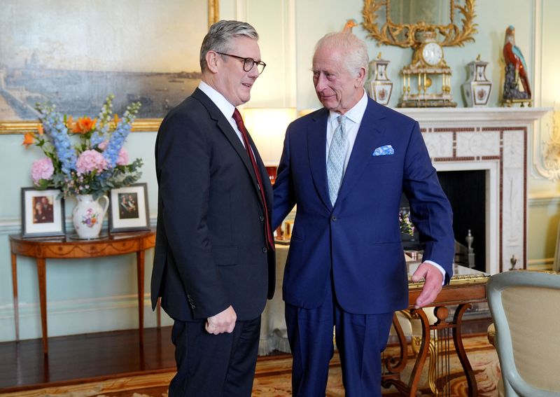 &copy; Reuters. Líder trabalhista Keir Starmer e rei Charles durante audiência no Palácio de Buckingham, em Londresn05/07/2024nYui Mok/POOL via REUTERS