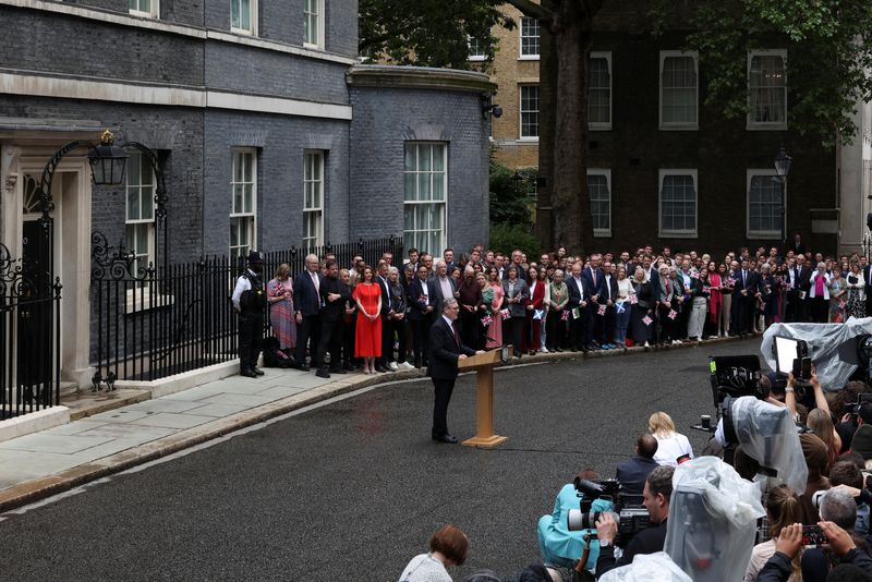 &copy; Reuters. Keir Starmer discursa do lado de fora de seu novo escritório em Downing Street nº10n 5/7/2024  REUTERS/Kevin Coombs