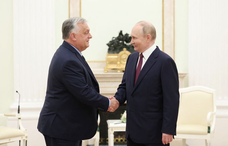 &copy; Reuters. Vladimir Putin cumprimenta Viktor Orbán no Kremlin n 5/7/2024   Sputnik/Valeriy Sharifulin/Pool via REUTERS