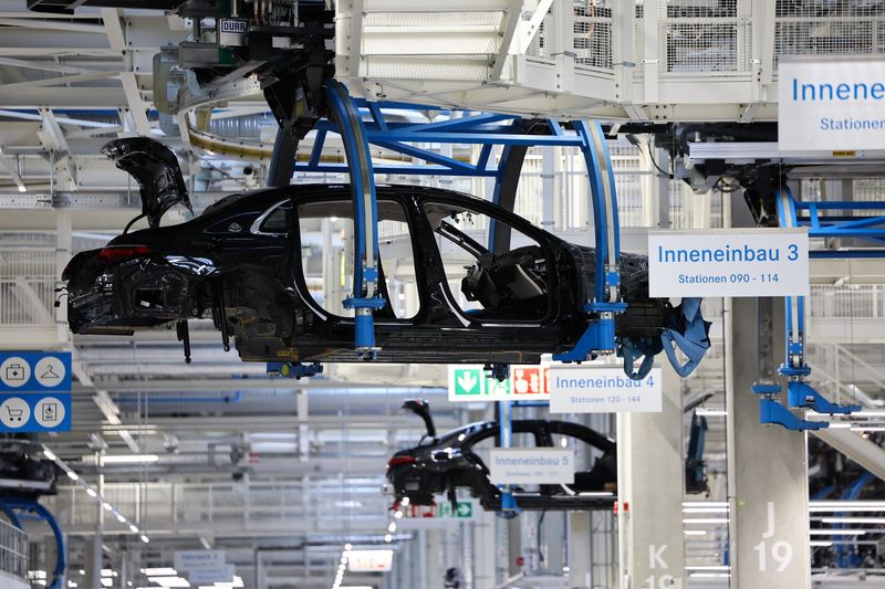 &copy; Reuters. FILE PHOTO: Mercedes-Maybach car bodies are lifted in "Factory 56" in Sindelfingen near Stuttgart, Germany, March 4, 2024. REUTERS/Wolfgang Rattay/File Photo