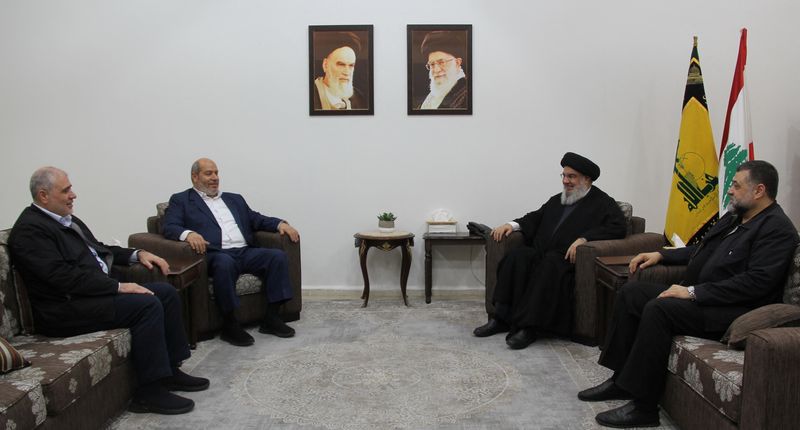 &copy; Reuters. Il leader libanese di Hezbollah Sayyed Hassan Nasrallah incontra l'alto funzionario di Hamas Khalil Al-Hayya in questa foto ottenuta da Reuters il 5 luglio 2024, in Libano. Ufficio stampa di Hezbollah/Handout via REUTERSn