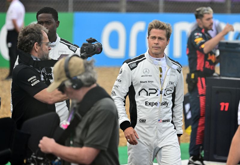 &copy; Reuters. Brad Pitt no circuito de Silverstone n 9/7/2023    REUTERS/Christian Bruna