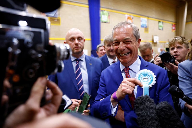 &copy; Reuters. Líder do Partido Reformista Nigel Farage ri enquanto fala com jornalistas, depois de conquistar cadeira no Parlamentocadeira no Parlamenton05/07/2024nREUTERS/Clodagh Kilcoyne