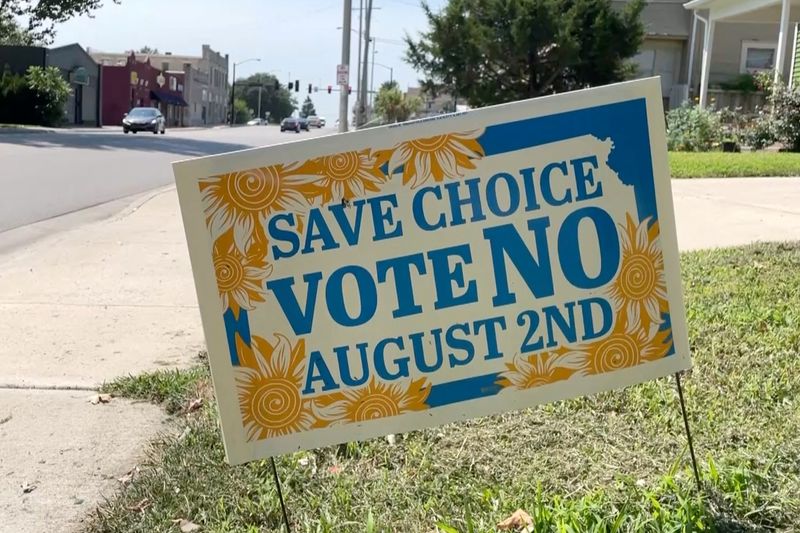 © Reuters. FILE PHOTO: A sign urging voters to reject a state constitutional amendment declaring there is no right to abortion is seen during the primary election and abortion referendum at a Wyandotte County polling station in Kansas City, Kansas, U.S. August 2, 2022. REUTERS/Eric Cox/File Photo