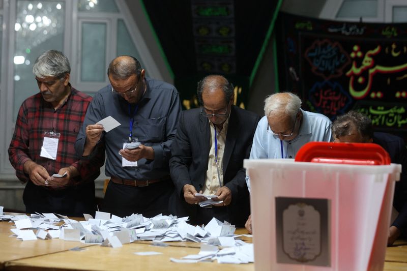 © Reuters. Electoral staff count ballots at a polling station after voting ended in Iran's run-off presidential election between Masoud Pezeshkian and Saeed Jalili, in Tehran, Iran July 6, 2024. Majid Asgaripour/WANA (West Asia News Agency) via REUTERS