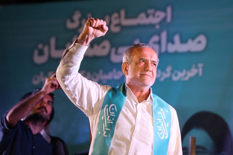 © Reuters. Iranian presidential candidate Masoud Pezeshkian waves during a campaign event in Tehran, Iran, July 3, 2024. Majid Asgaripour/WANA (West Asia News Agency) via REUTERS/ File Photo