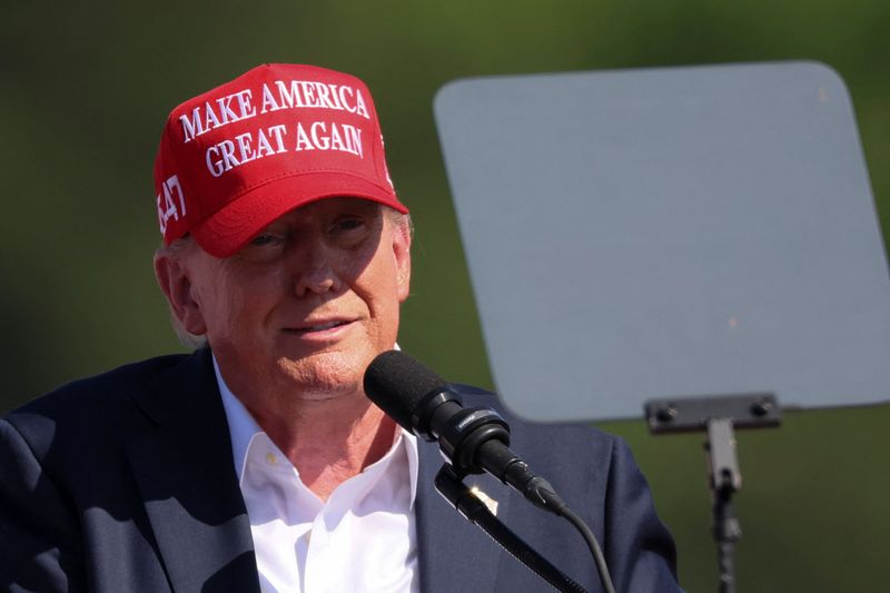 © Reuters. FILE PHOTO: Former U.S. President and Republican presidential candidate Donald Trump speaks while holding a campaign event, in Chesapeake, Virginia, U.S. June 28, 2024. REUTERS/Brendan McDermid/File Photo