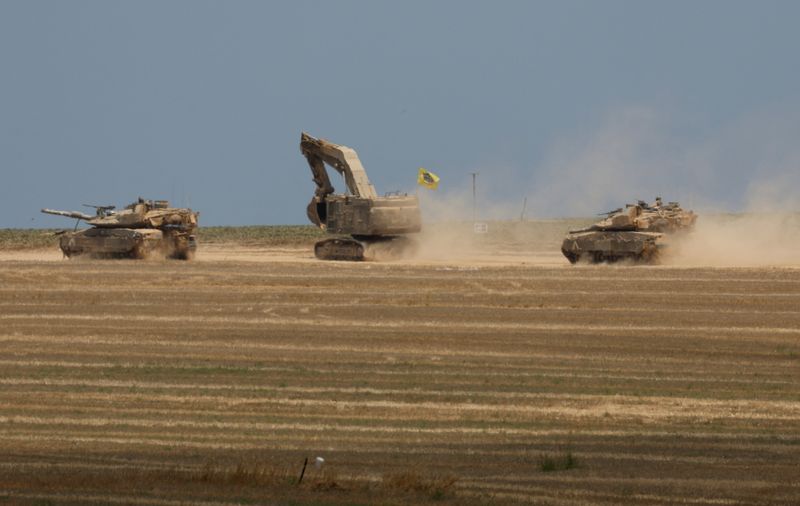 © Reuters. FILE PHOTO: Israeli tanks manoeuvre, amid the ongoing conflict between Israel and the Palestinian Islamist group Hamas, near the Israel-Gaza Border May 14, 2024. REUTERS/Amir Cohen/File photo