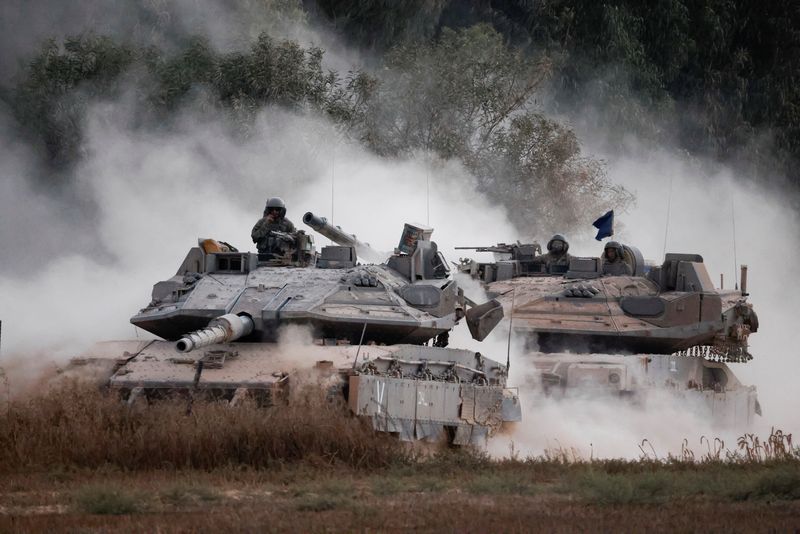 © Reuters. Israeli tanks manoeuvre near the border after entering Israel from Gaza, amid the Israel-Hamas conflict, as seen from Israel, July 4, 2024. REUTERS/Amir Cohen/File Photo